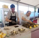 Se ofrecen degustaciones de ostras al natural