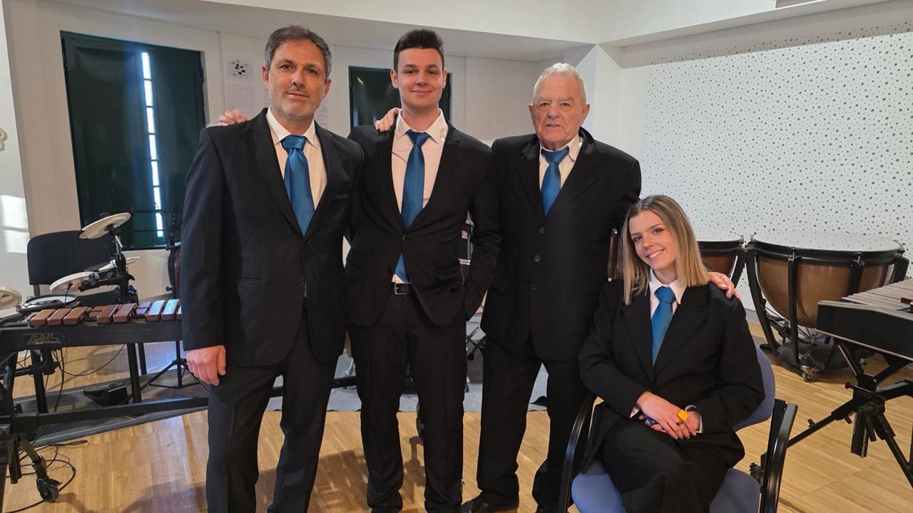 Brais levanta la batuta ante su abuelo