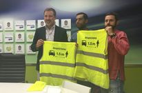 Jacobo Moreira, ayer, con Enrique P�rez y Manuel Torres, del colectivo Masa Cr�tica. 