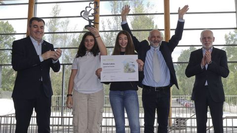 El conselleiro de Educacin, Romn Rodrguez, y el director general de la Corporacin Voz de Galicia, Lois Blanco, entregaron el Premio Galicia a Miguel Leiva, coordinador del trabajo Ecomax del colegio San Lorenzo de Lugo, y a los alumnos Alejandra Mara Prez Delgado y Aldara Fernndez Traba.