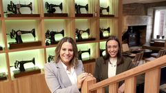 Lara Pereira y Sara Mart�nez, en el hostal abierto en el n�mero 40 de la r�a das Hortas.
