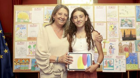 Carla Collazo, vencedora en la categora de redaccin, con la concejala no adscrita Mila Castro