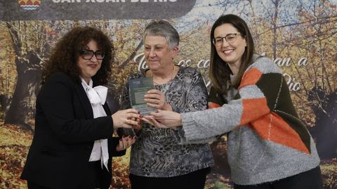 La delegada de La Voz de Galicia en Ourense, Ruth N�voa, entregando el premio de impacto social a las representantes de Ecos de Moura.