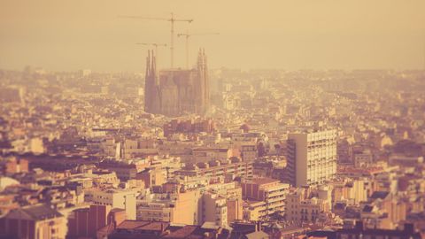 Imagen en la que se aprecia la contaminaci&oacute;n sobre Barcelona.