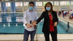 Conchita M�ndez, concejala de Deportes del Ayuntamiento de Oviedo, presenta el sistema antiahogo de las piscinas del Parque del Oeste junto a Javier Bosch, director de NAGI Smartpool