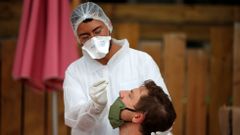 Un sanitario realiza una prueba para detectar el covid-19 a un hombre en Par�s, Francia