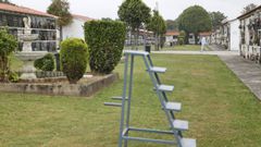 Escalera en uno de los espacios ajardinados entre las hileras de nichos del actual cementerio