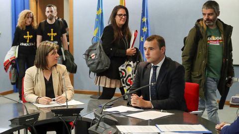 la vicepresidenta del Gobierno asturiano, Gimena Llamedo (2i), y el portavoz del Ejecutivo auton�mico y consejero de Hacienda, Guillermo Pel�ez (3i), tomaron hoy de forma transitoria las riendas de la negociaci�n con los sindicatos docentes ANPE, CCOO, Suatea, UGT y CSIF, convocantes de una huelga indefinida