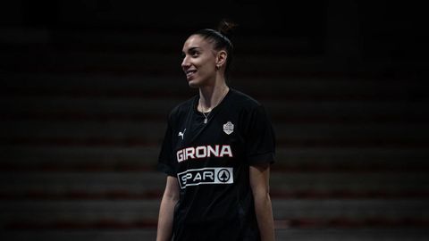 Laura Quevedo, calentando en Charleville-M�zi�res, en partido de Euroliga