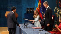 La princesa Leonor entrega el Premio Princesa de Asturias de Cooperaci�n Internacional 2019 al matem�tico Salman Khan, fundador de la Khan Academy, ante el rey Felipe, durante la ceremonia de entrega de los galardones, este viernes en el Teatro Campoamor de Oviedo