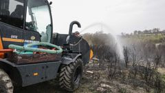 Mquina del Concello de Cualedro adaptada para sembrar cereal en zonas afectadas por incendios.