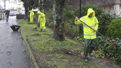 Marcos, Suso y Sergio, trabajadores de Parques y Jardines, ayer en el barrio de Caranza.