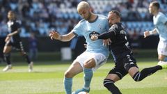 �lex Mart�n, a la izquierda, defendiendo el escudo del Celta B ante el Deportivo en Primera Federaci�n.