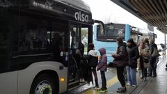 Pasajeros subiendo a los buses metropolitanos.