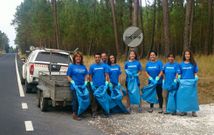 El grupo de siete voluntarios recogi� residuos en diferentes espacios naturales de Vedra.