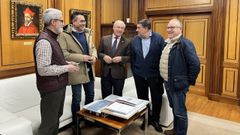 Un momento del encuentro del alcalde Jos� Tom� (centro) con miembros de la directiva de la agrupaci�n de inter�s econ�mico Ribeira Sacra Next