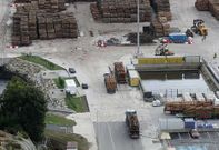En la fotograf�a, una vista de movimiento de madera en el puerto exterior de Ferrol. 