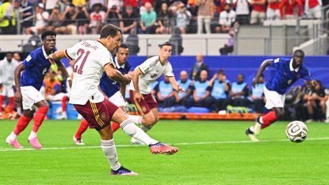 Oyarzabal lanzando el penalti del primer gol del Espa�a - Francia