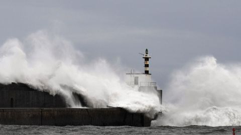 Vista del puerto de la localidad asturiana de Muros del Naln donde se han producido olas de entre 4 y 5 metros de altura