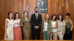 El juez, con las funcionarias del juzgado