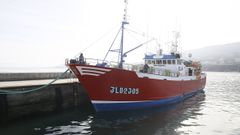 Tripulantes del Adviento Uno, este lunes, pasando el tiempo como mejor pueden en la cubierta del barco