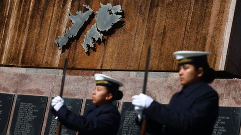 Integrantes de la Armada argentina hacen guardia ante el monumento a los ca�dos en la guerra de las Malvinas, en Buenos Aires