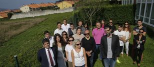Algunos de los vecinos afectados de la urbanizaci�n Vallesur, con el muro que se demoler� al fondo. 