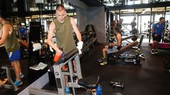 La desinfecci�n de una m�quina utilizada en el noi�s Acfitness Gym
