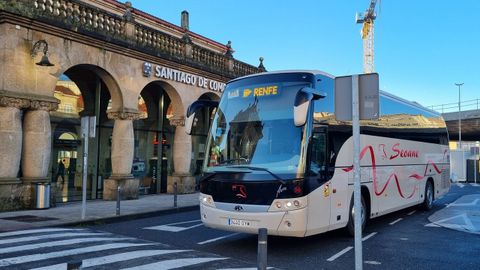 Autobs para el traslado de pasajeros de trenes afectados en Santiago