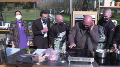 Fede P�rez -segundo pola dereita- facendo unha broma na coci�a da Terra de Melide. O bo humor liberar� de tensi�n aos concursantes durante a final do norte, que tam�n conta coa cantante Luc�a P�rez -primeira pola esquerda-