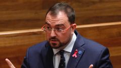 El presidente del Principado, Adri�n Barb�n, durante el pleno de la Junta General
