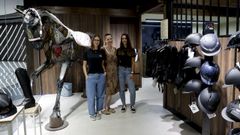 Rebeca Fern&aacute;ndez y Nuria Sangiao con Beatriz Gonz&aacute;lez del Valle (en el centro) en su tienda especializada en el mundo de la h&iacute;pica, El Rinc&oacute;n del Valle