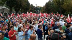 Asistentes a la Fiesta de la Rosa 2018 en el paseo del Bomb�, en Oviedo