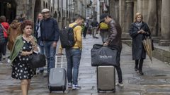 Turistas por las calles de la zona vieja compostelana.