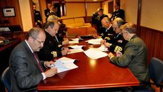 Acto de firma de la recepci�n de la F-105