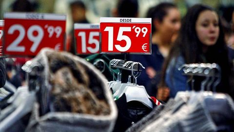 Primera jornada de rebajas tras la resaca navide�a.