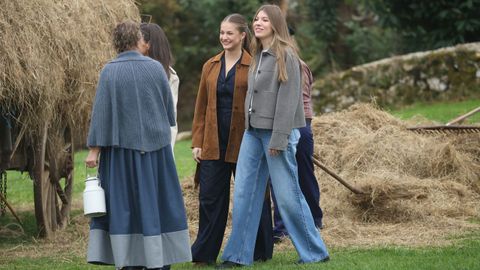 La princesa Leonor y la Infanta Sof�a durante el acto de entrega del premio al ?Pueblo Ejemplar de Asturias 2025, a 25 de octubre de 2025, en Valdesoto, Sieto, Asturias (Espa�a). El Premio al Pueblo Ejemplar de Asturias 2025 ha sido concedido a la parroquia de Valdesoto, que pertenece al concejo asturiano de Siero