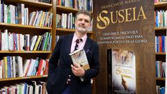 Francisco Narla, escritor, presentando su nuevo libro en Follas Novas.