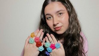 Sandra Marcu�o mostrando algunas joyas de su marca A Solleira

