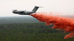 Una imagen tomada desde el helic�ptero de coordinaci�n de rescate de la Seguridad Civil francesa muestra al Airbus A400M realizando su primer lanzamiento sobre el incendio forestal cerca de Lacanau (Francia).