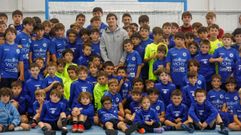 Riki Rodrguez, en el centro, junto a los nios y nias del campus de ftbol del CAO