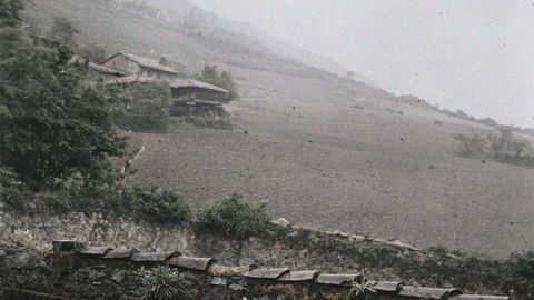 Imagen tomada desde el prtico de Santa Mara del Naranco.Las casasse encuentran en el solar del Palacio del rey Ramiro