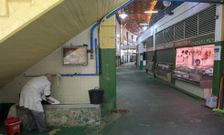 Los puestos se encuentran ahora desperdigados en un recinto en deficientes condiciones. 