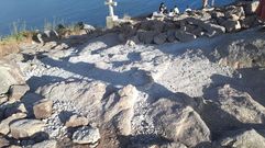 ADI�S A LAS TORRES DEL CABO. Los visitantes habituales de la punta del Cabo Fisterra, que no son pocos, sin duda echar�n de menos una de sus im�genes habituales: las altas torres que daban soporte al radiofaro, en un caso, y a una antena auxiliar del faro, en otro. Esta �ltima estaba junto a la cruz y el relieve del ap�stol, y dio mucho de s�, sobre todo por las prendas que se colgaban en ella y las advertencias y prohibiciones de hacerlo. La Autoridad Portuaria ha hecho que ya sean historia. 
