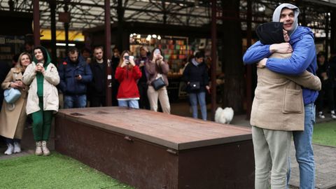 A pesar de la invasin rusa de Ucrania, los lectores continan acudiendo al mercado del libro de Odesa