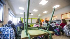 Clase en el colegio Fogar, de Carballo, a la vuelta de las vacaciones de Navidad con algunos pupitres vac�os 