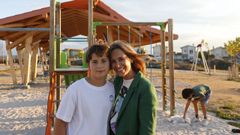 Susan Ramos (en la imagen, con su hijo, de diez a�os) visita con frecuencia el parque de la Urbanizaci�n Monterrei. Explica que la reciente reforma del espacio, con una cubierta para tener sombra e iluminaci�n en las canchas, ha mejorado mucho el lugar.