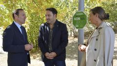 Germ�n Rodr�guez, Francisco Javier Rodr�guez Rajo y Susana Reboreda junto a uno de los carteles de la campa�a