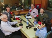 De izquierda a derecha, Gab�n, Canosa, Garc�a y Mira, ayer en Radio Voz, con Ver�nica Couto. 