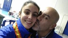 Rodr�guez, celebrando una de las medallas de su hija Pili
